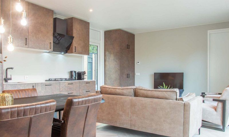 Eetruimte en keuken in Veluwehoeve 4 personen vakantiehuis in Ede, Veluwe met moderne inrichting.