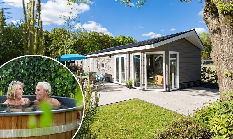 Ferox 5 persons Wellness vacation home with hot tub in Ede, Veluwe surrounded by nature.