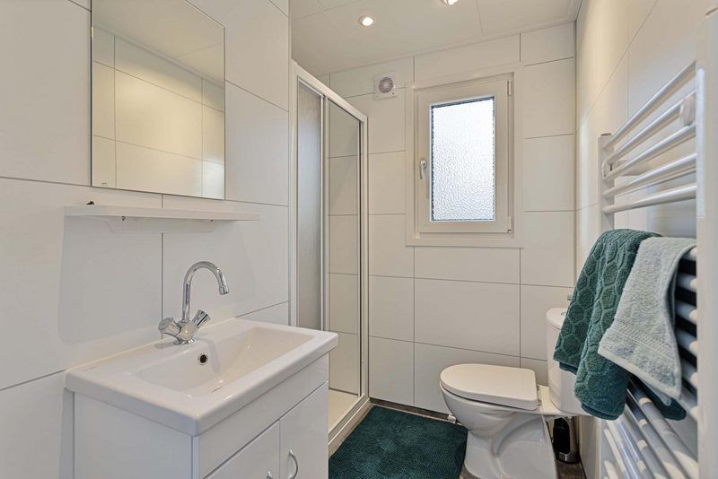 Moderne badkamer in Parel 5 personen vakantiehuis in Ede, Veluwe, Gelderland.