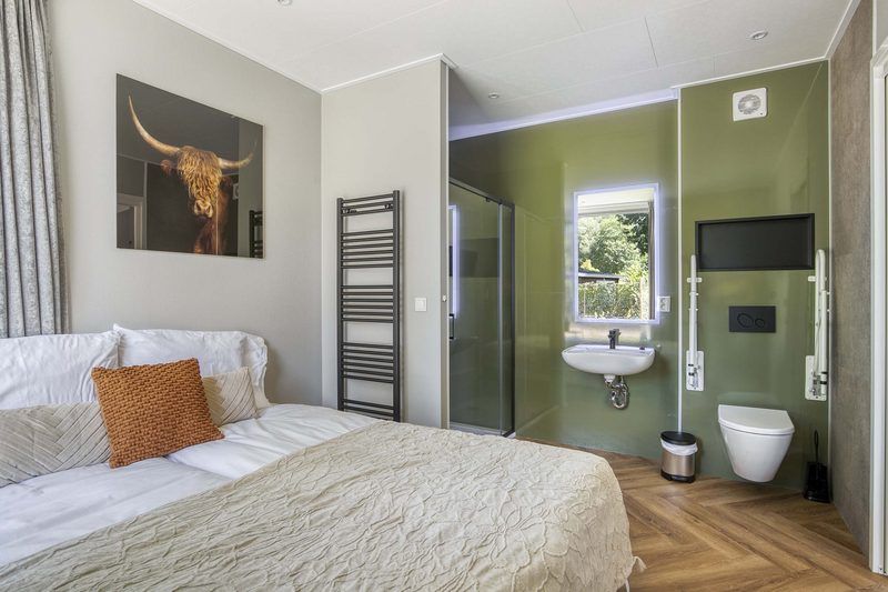 Bedroom in Veluwehoeve 4 persons MIVA, Ede, with modern interior and adjoining bathroom, perfect vacation accommodation in the Veluwe.