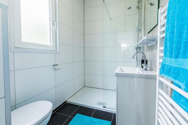 Modernes Badezimmer im Modul 5 Personen Ferienhaus in Ede, Veluwe, Gelderland mit Dusche und Waschbecken.