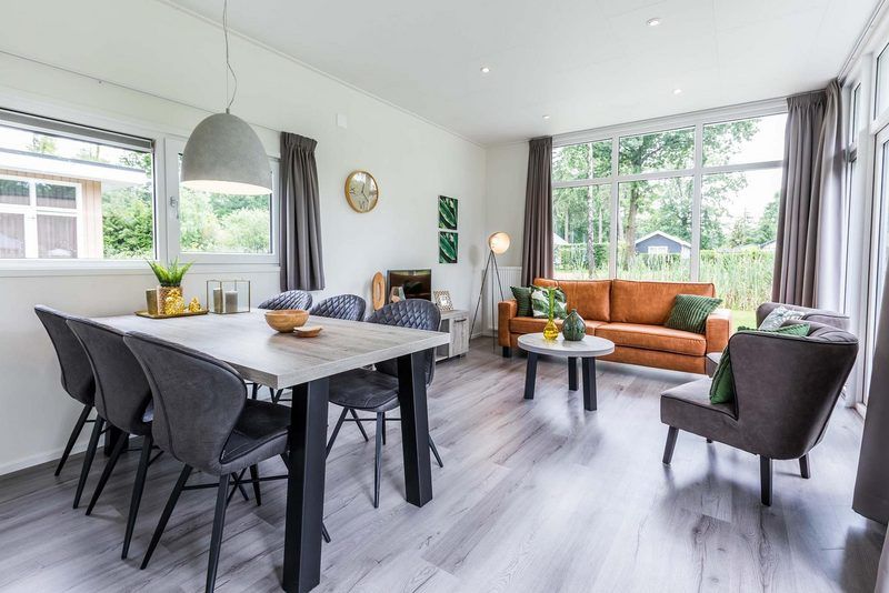 Gemuetliches Wohnzimmer im Modul 5 Personen Ferienhaus in Ede, Veluwe, Gelderland mit Sitzecke.