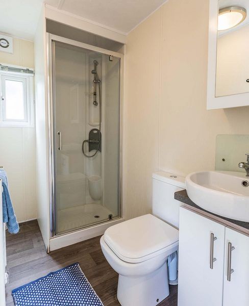 Modernes Badezimmer im Ferienhaus fuer 6 Personen in Ede, Veluwe mit Dusche und Waschbecken.
