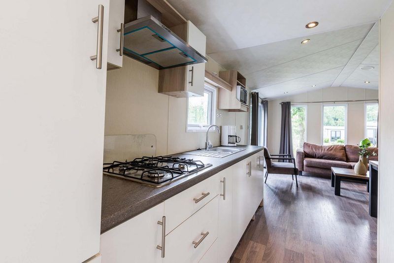 Geraeumige Kueche und Wohnzimmer in einem Ferienhaus fuer 6 Personen in Ede, Veluwe, mit modernen Annehmlichkeiten.