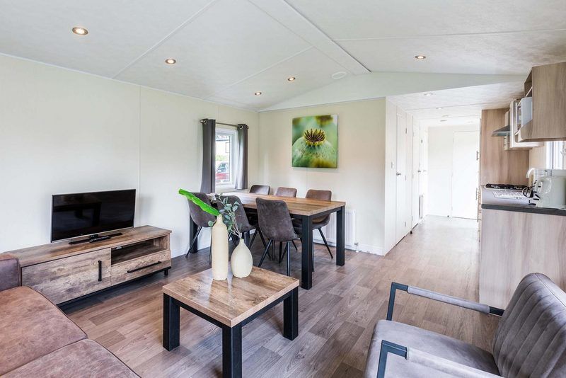 Stilvolles Esszimmer und Sitzecke im Ferienhaus fuer 6 Personen in Ede, Veluwe, ideal fuer Familienfeiern.