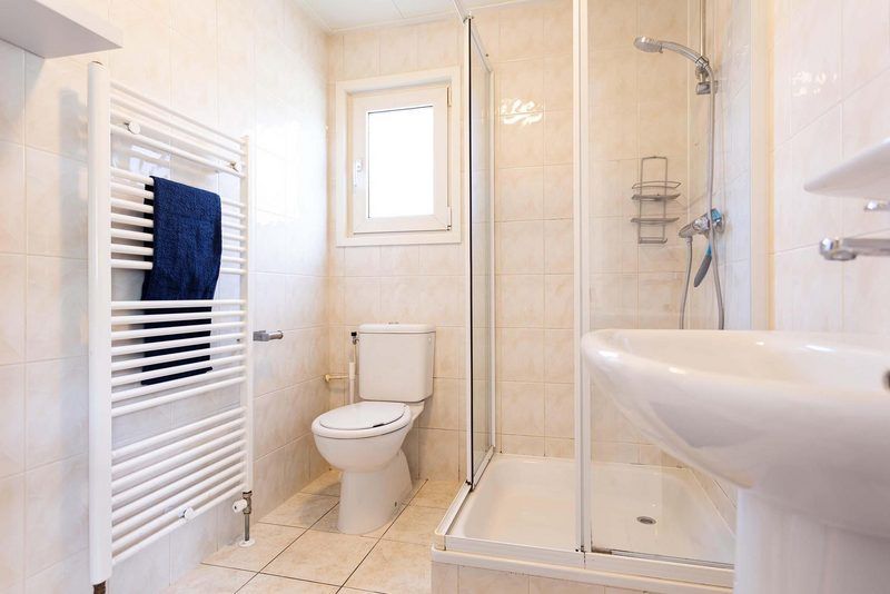 Stilvolles Badezimmer im Ferienhaus fuer 3 Personen, Ede, Veluwe, Gelderland, mit Dusche und Toilette.