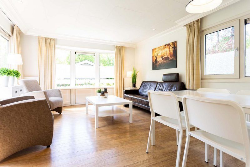 Geraeumige Sitzecke im Ferienhaus fuer 3 Personen, Ede, Veluwe, Gelderland, ideal fuer Entspannung und Gemuetlichkeit.