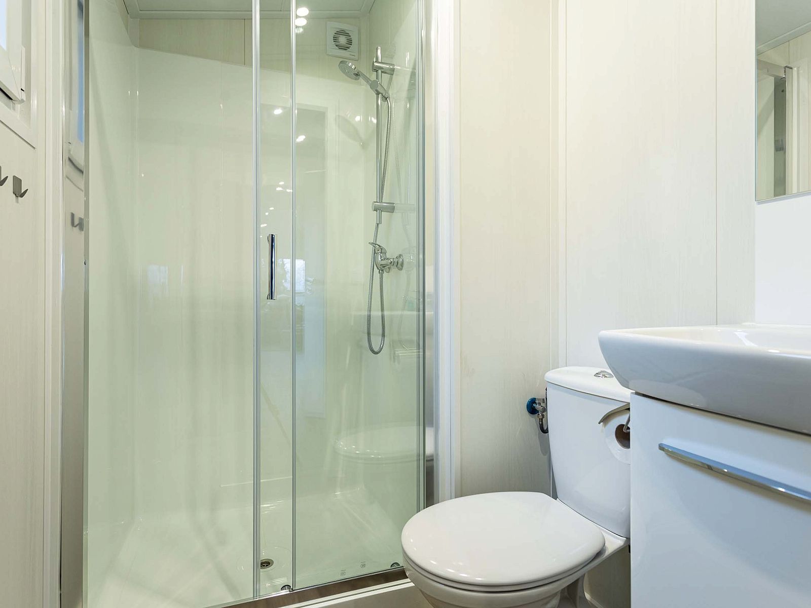 Modern bathroom in vacation home Luna, Ede, Veluwe, with shower and toilet.