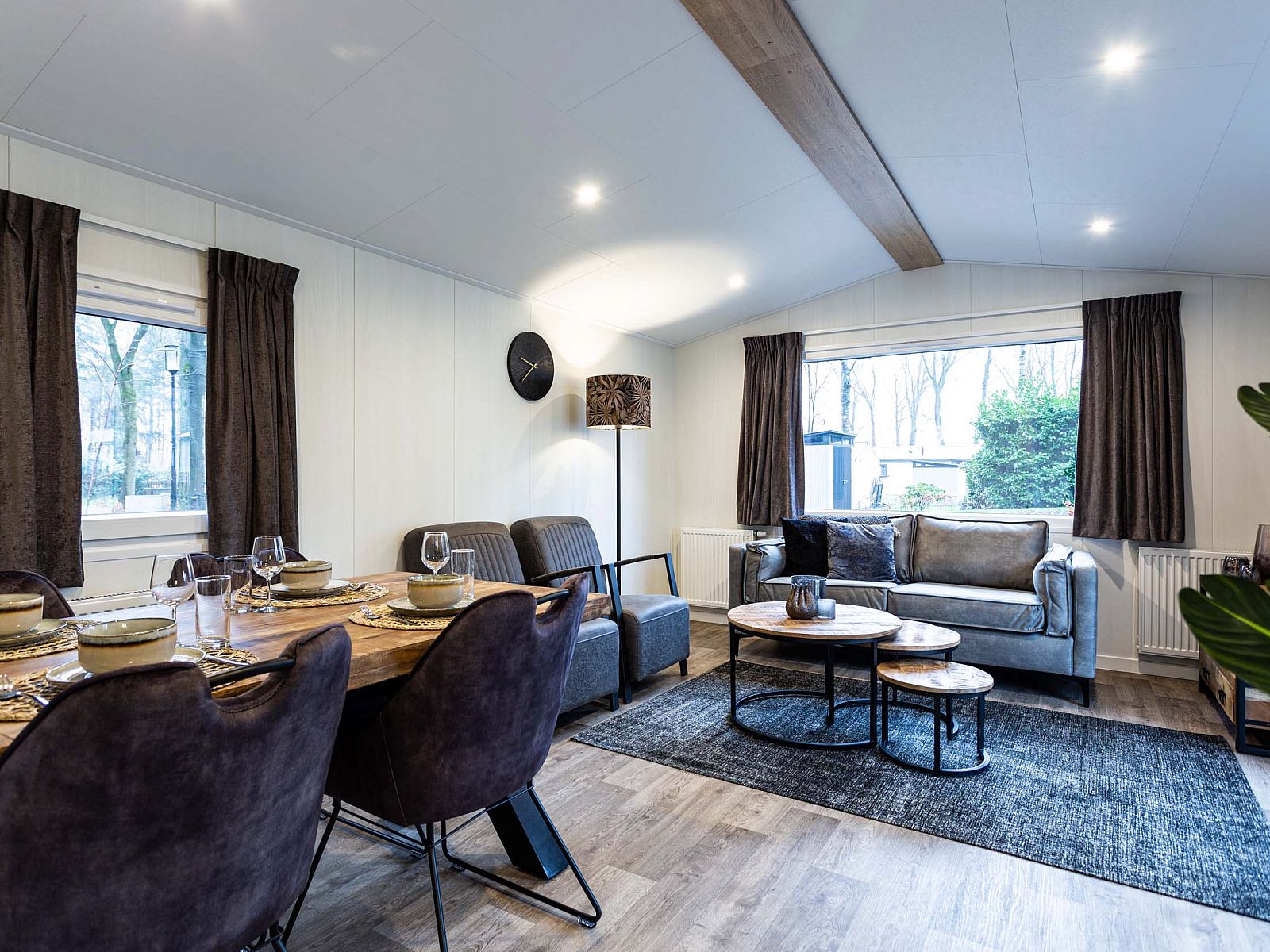 Bright living room in Luna vacation home, Ede, Veluwe, with dining and sitting area.