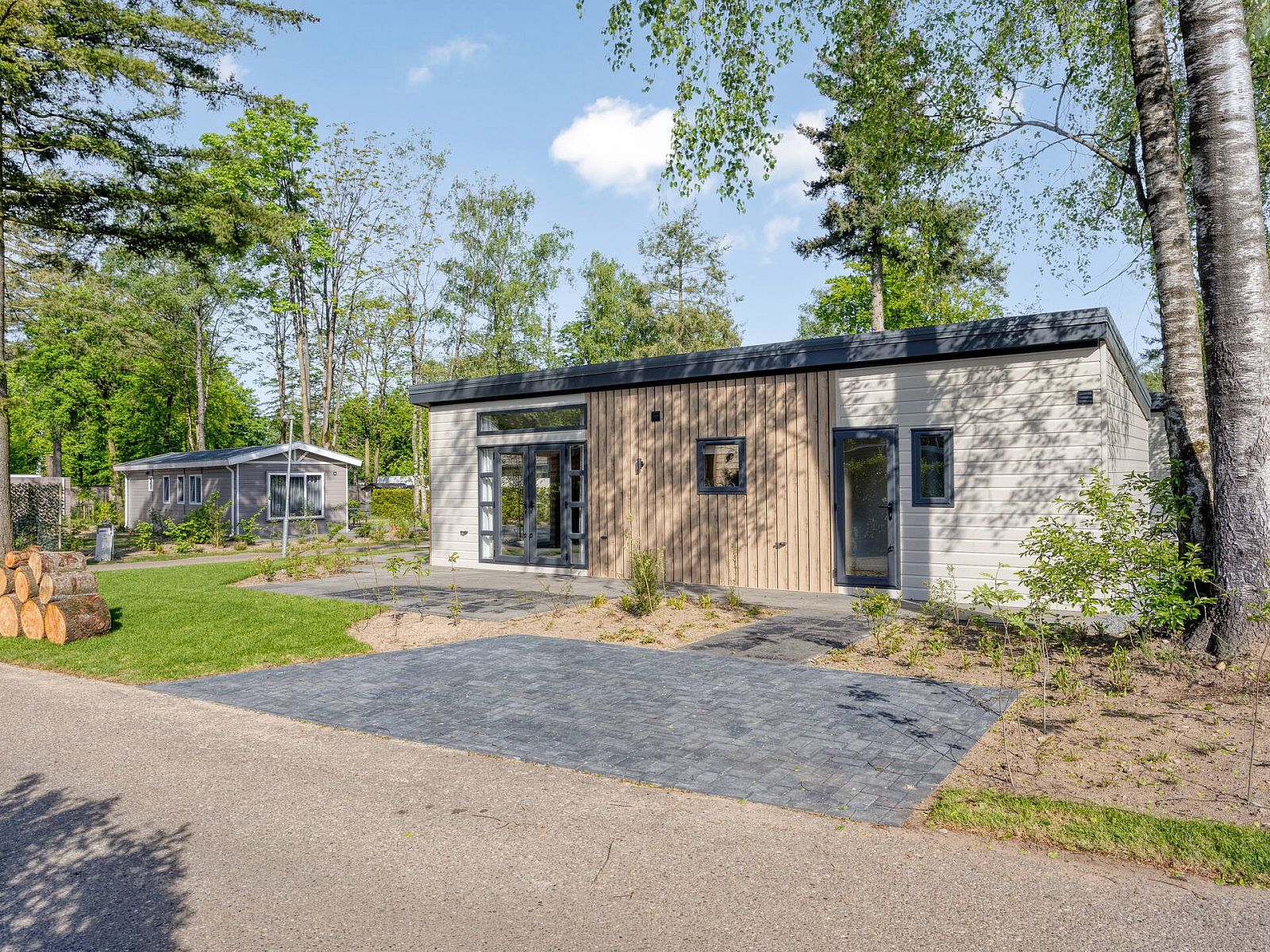 Modul Nova Ferienhaus in Ede, Veluwe, Gelderland mit modernem ueren und grner Umgebung.