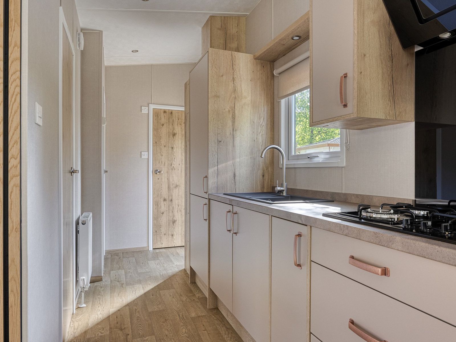 Moderne Kche im Ferienhaus Module Nova, Ede, Veluwe, mit Holzverkleidung.