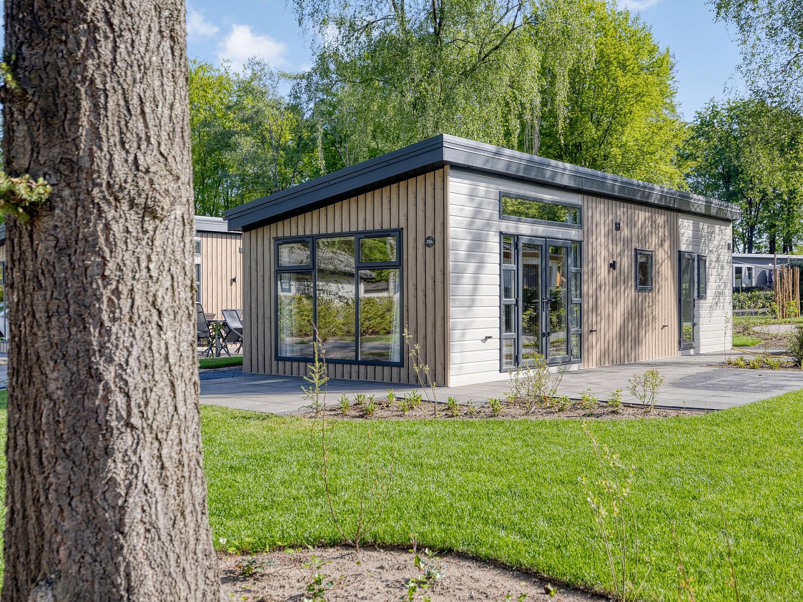 Modul Nova Ferienhaus in Ede, Veluwe, Gelderland mit Terrasse und grner Umgebung.
