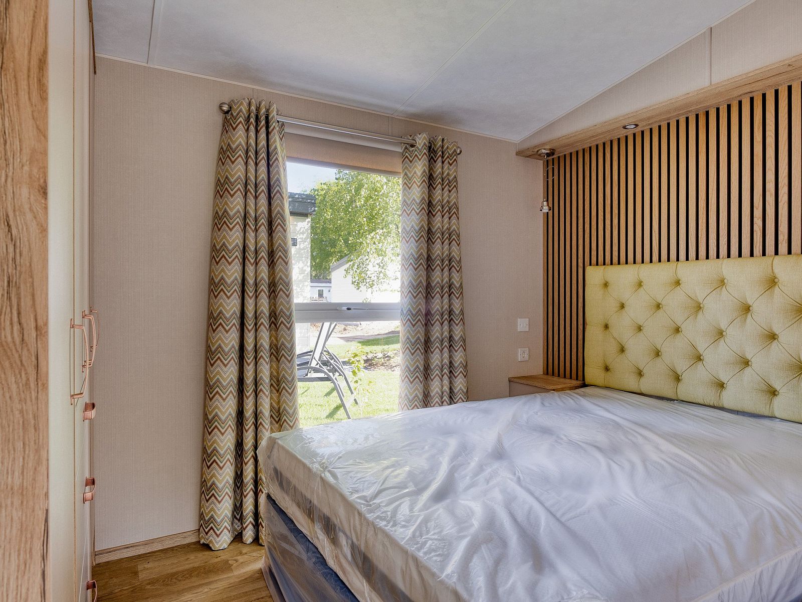 Schlafzimmer im Ferienhaus Module Nova, Ede, Veluwe, mit Blick auf den Garten.