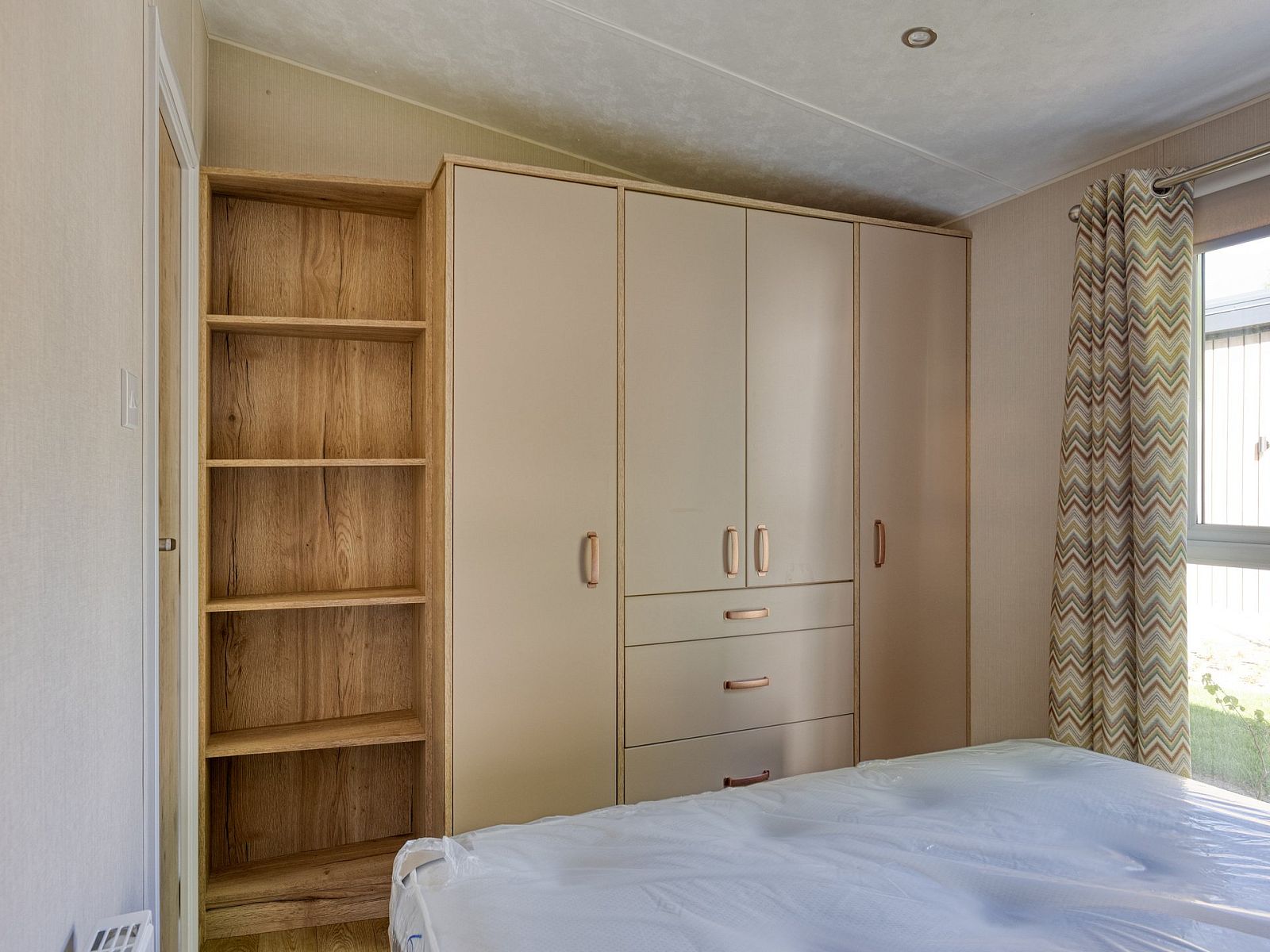 Mbliertes Schlafzimmer im Modul Nova Ferienhaus in Ede, Veluwe, mit Stauraum.