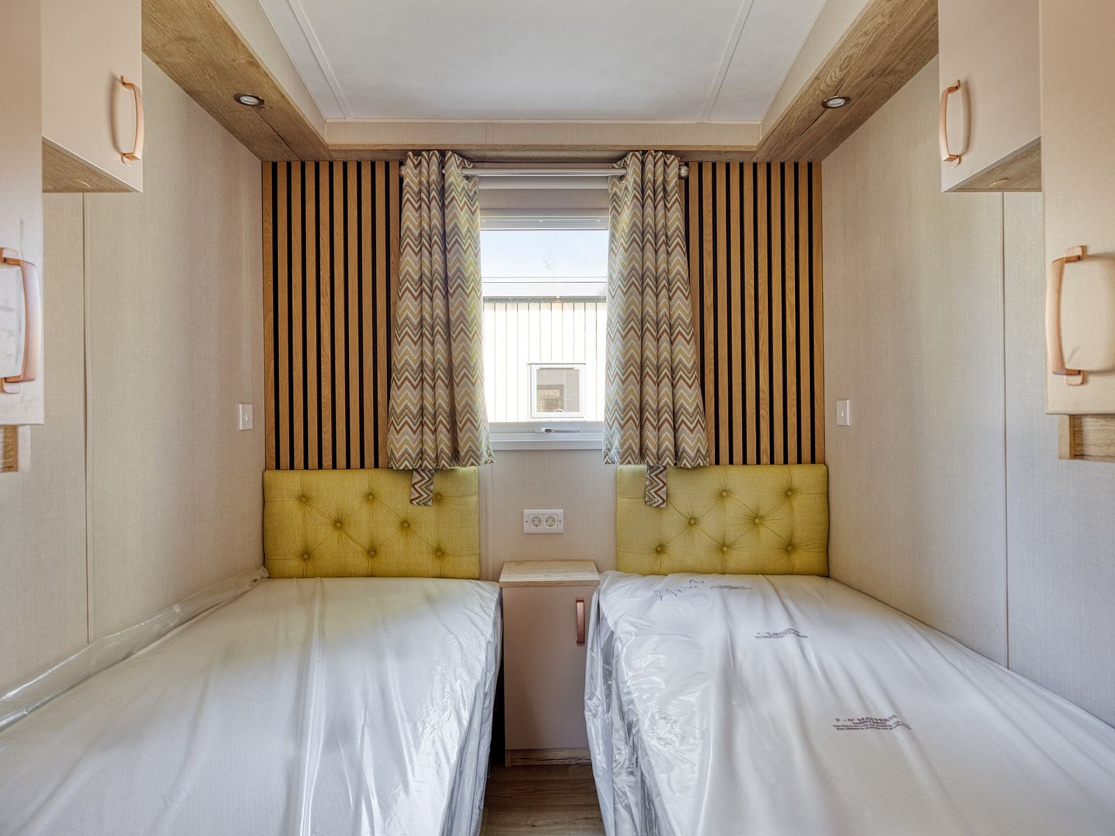 Zweites Schlafzimmer im Ferienhaus Module Nova, Ede, Veluwe, mit zwei Einzelbetten.