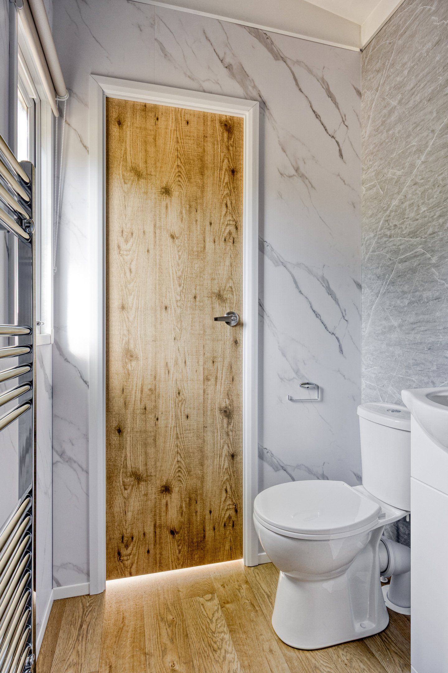 Badezimmer des Ferienhauses Module Nova in Ede, Veluwe, mit Toilette und Holztr.