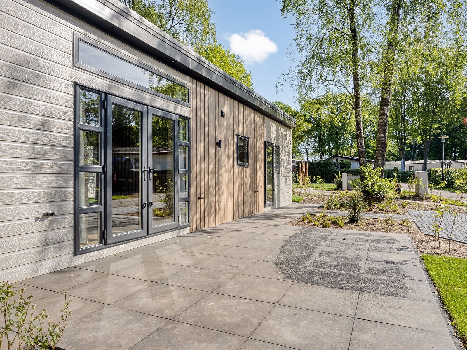 Terrasse des Ferienhauses Module Nova in Ede, Veluwe, mit Zugang zum Garten.