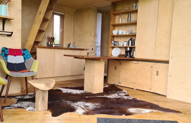 Gemuetliches Interieur des Ferienhauses in Ede, Veluwe, mit Holzinterieur.