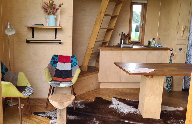 Stilvolle Sitzecke im Ferienhaus Ede, Veluwe, mit farbigen Akzenten.