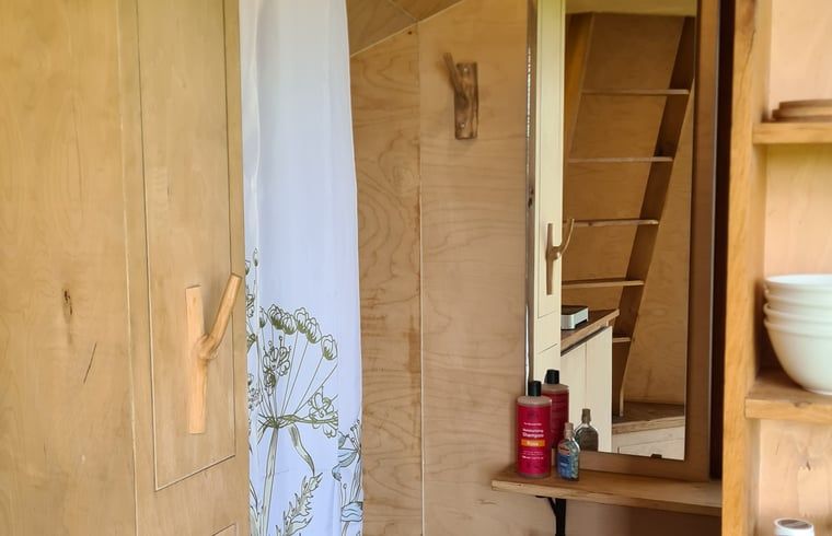 Kompaktes Badezimmer in einem Landhaus in Ede, Veluwe, mit natuerlicher Holzoberflaeche.