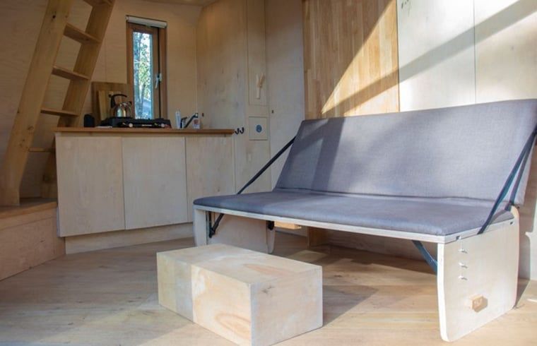 Moderne Sitzecke im Ferienhaus in Ede, Veluwe, mit viel natuerlichem Licht.