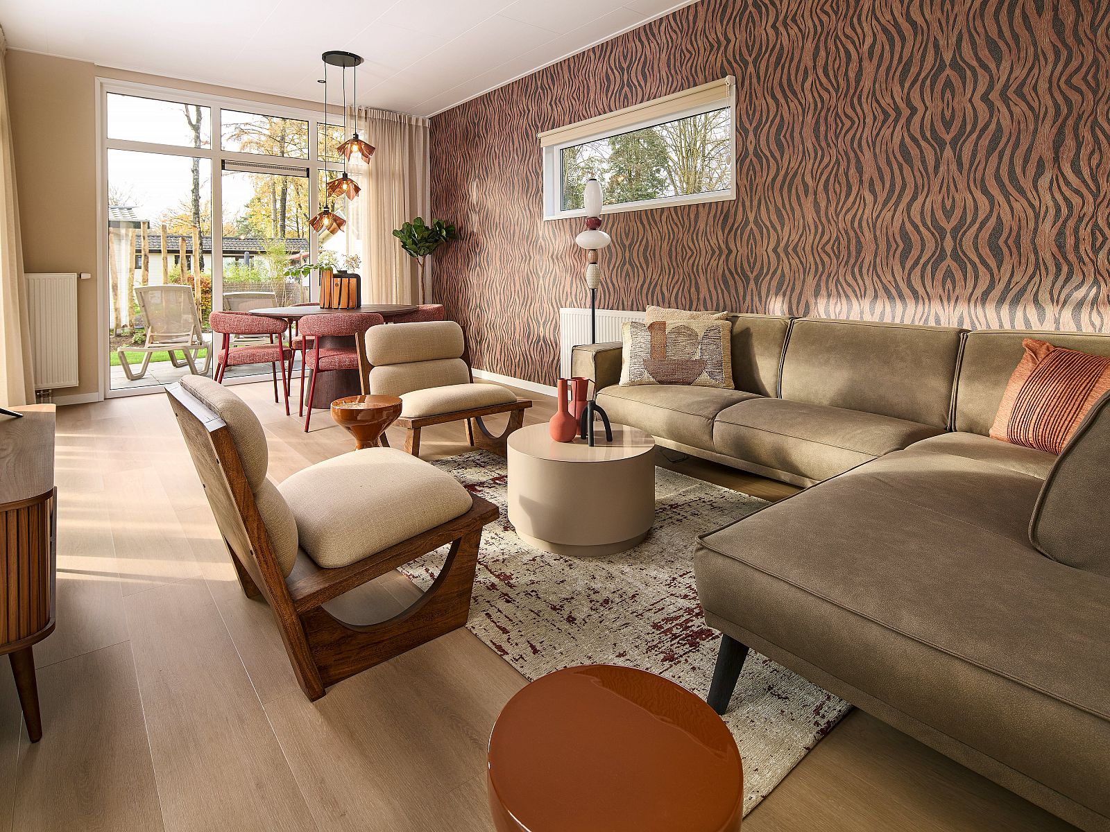 Stilvolles Wohnzimmer des Ferienhauses Wilgenhof in Ede, Veluwe, mit modernen Mbeln und Blick auf die Terrasse.