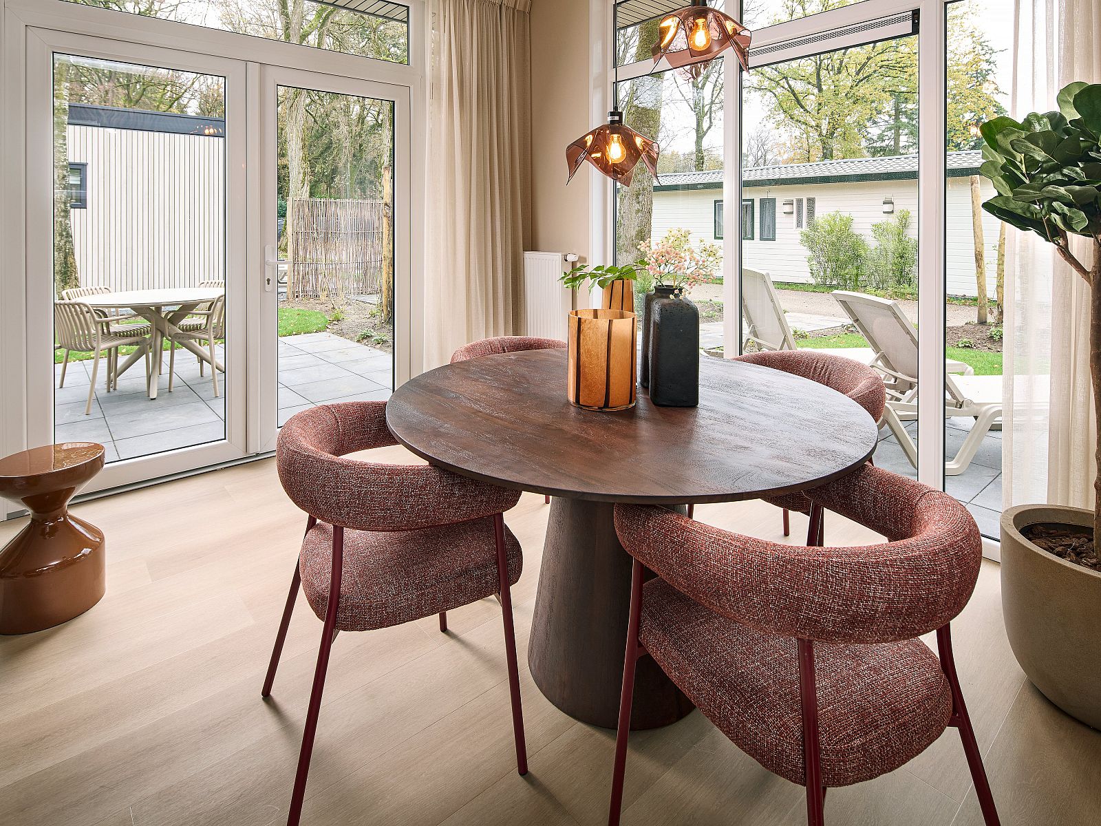 Auenansicht des Ferienhauses Wilgenhof in Ede, Veluwe, mit groer Terrasse und umliegender Natur.