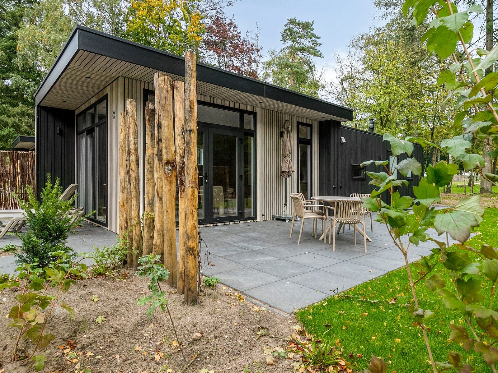 Moderne Kche im Ferienhaus Wilgenhof, Ede, Veluwe, mit glatter Oberflche und allem Komfort.