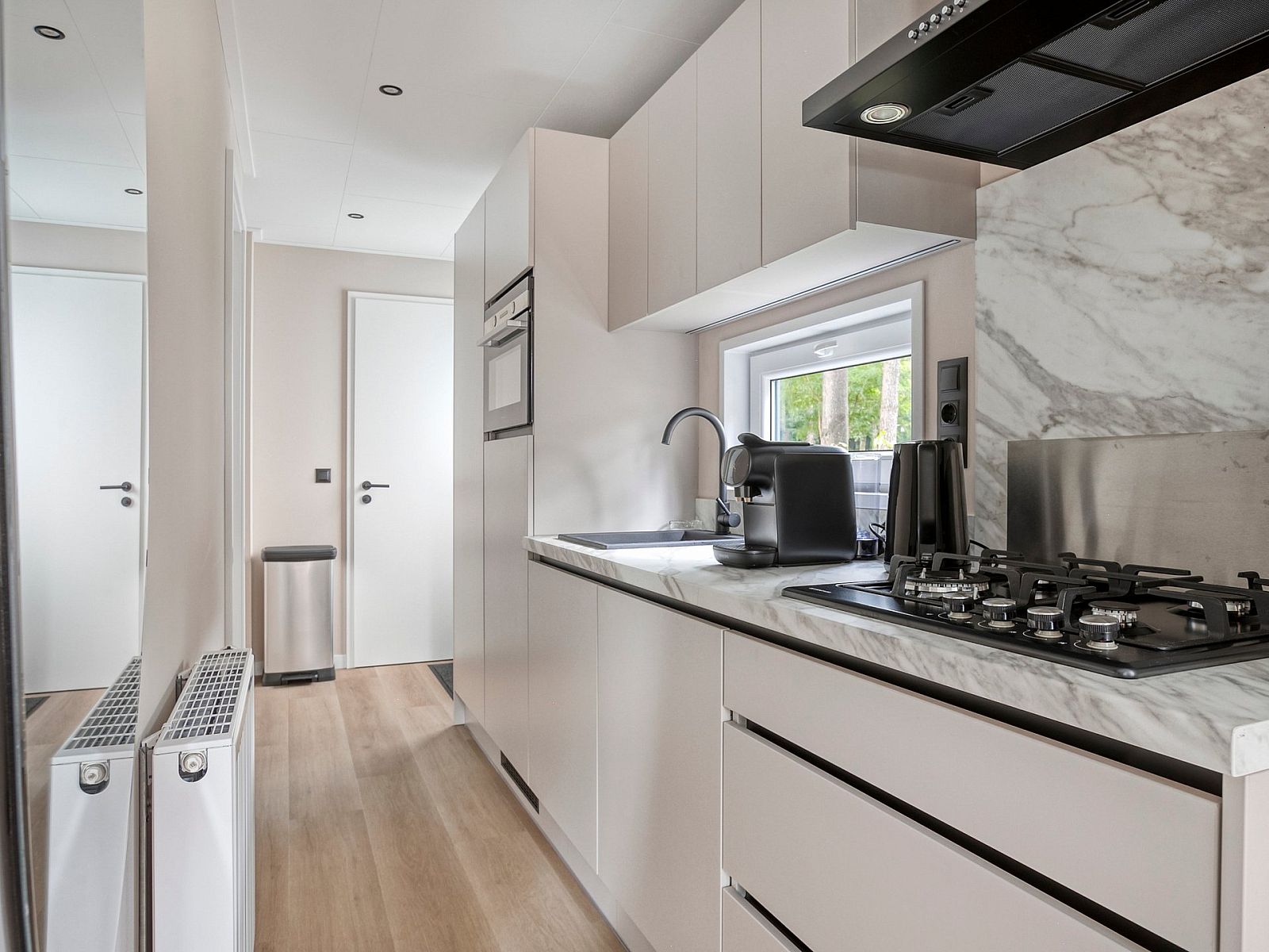 Terrasse des Ferienhauses Wilgenhof in Ede, Veluwe, mit Liegesthlen und grner Umgebung.