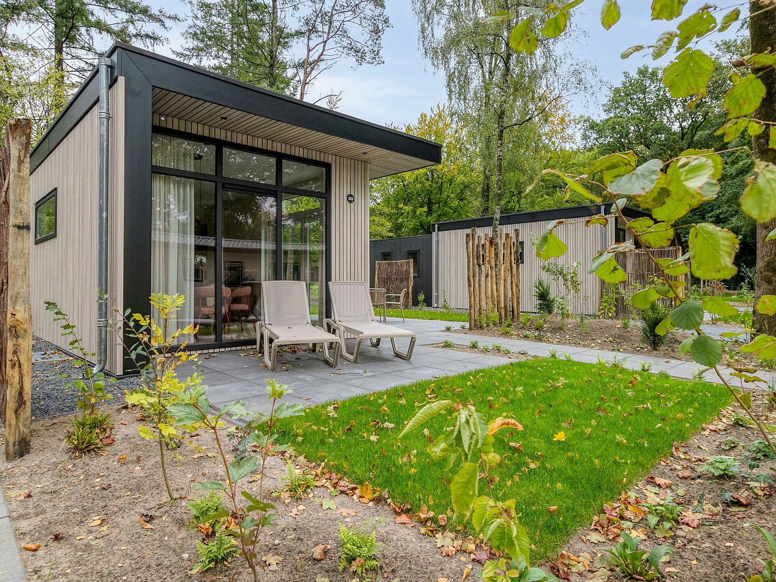 Regendusche im Badezimmer des Ferienhauses Wilgenhof in Ede, Veluwe, mit eleganten Marmorfliesen.