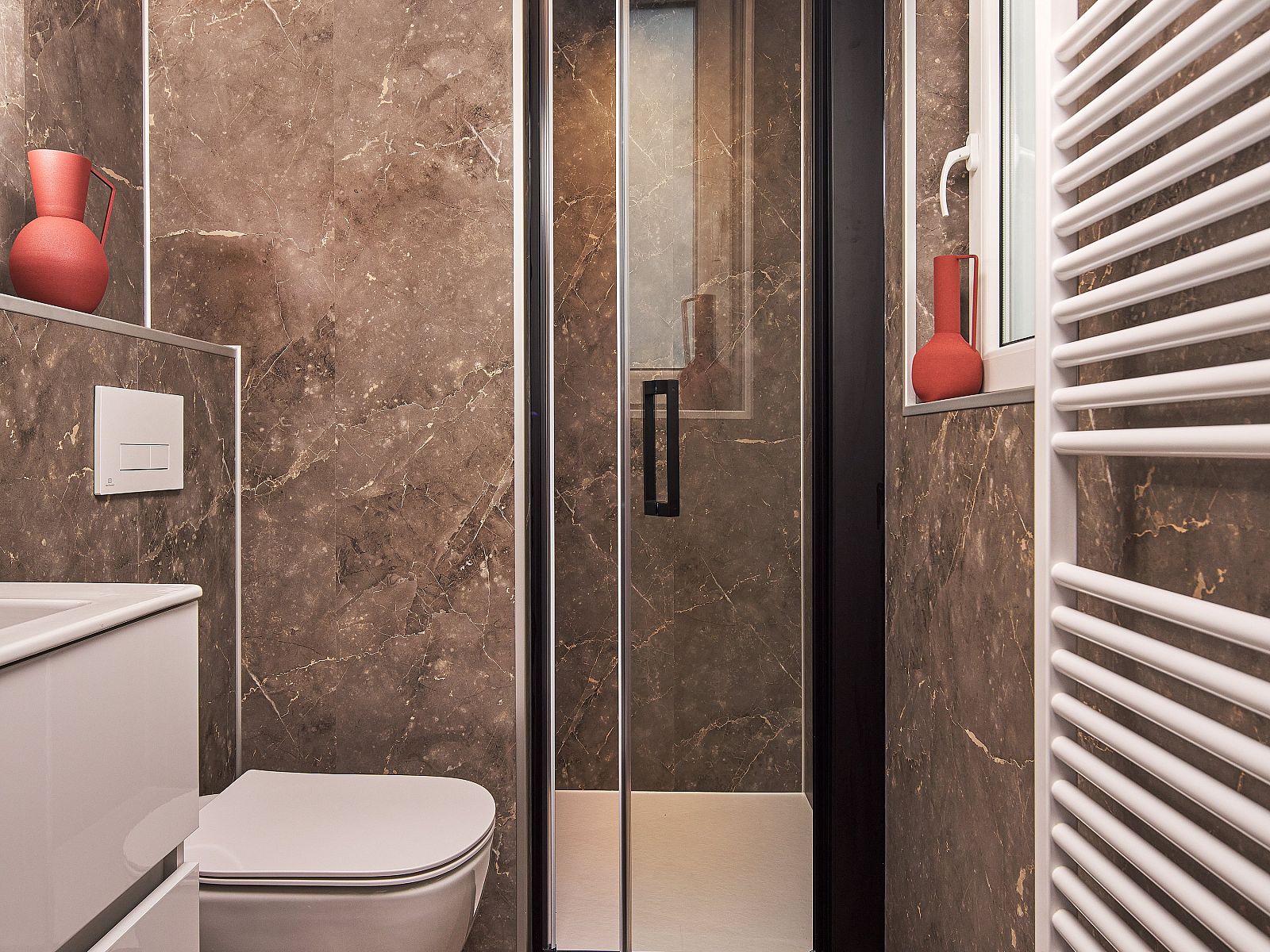 Rckseite des Ferienhauses Wilgenhof in Ede, Veluwe, mit groem Garten und moderner Architektur.