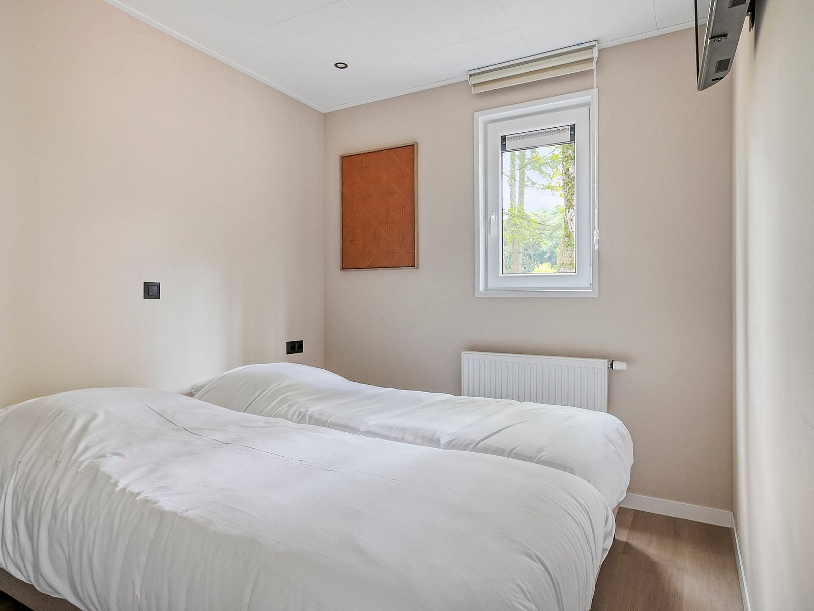 Zweites Schlafzimmer im Ferienhaus Wilgenhof, Ede, Veluwe, mit Blick auf die grne Umgebung.