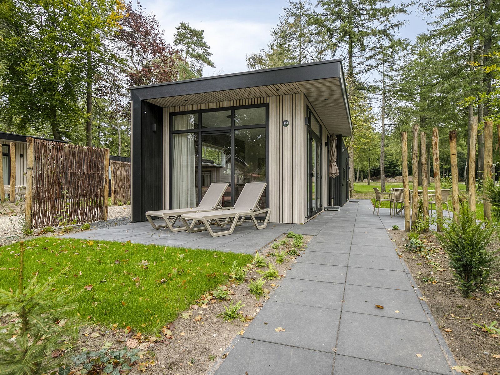 Vorderansicht des Ferienhauses Wilgenhof in Ede, Veluwe, mit einladender Terrasse und natrlicher Umgebung.