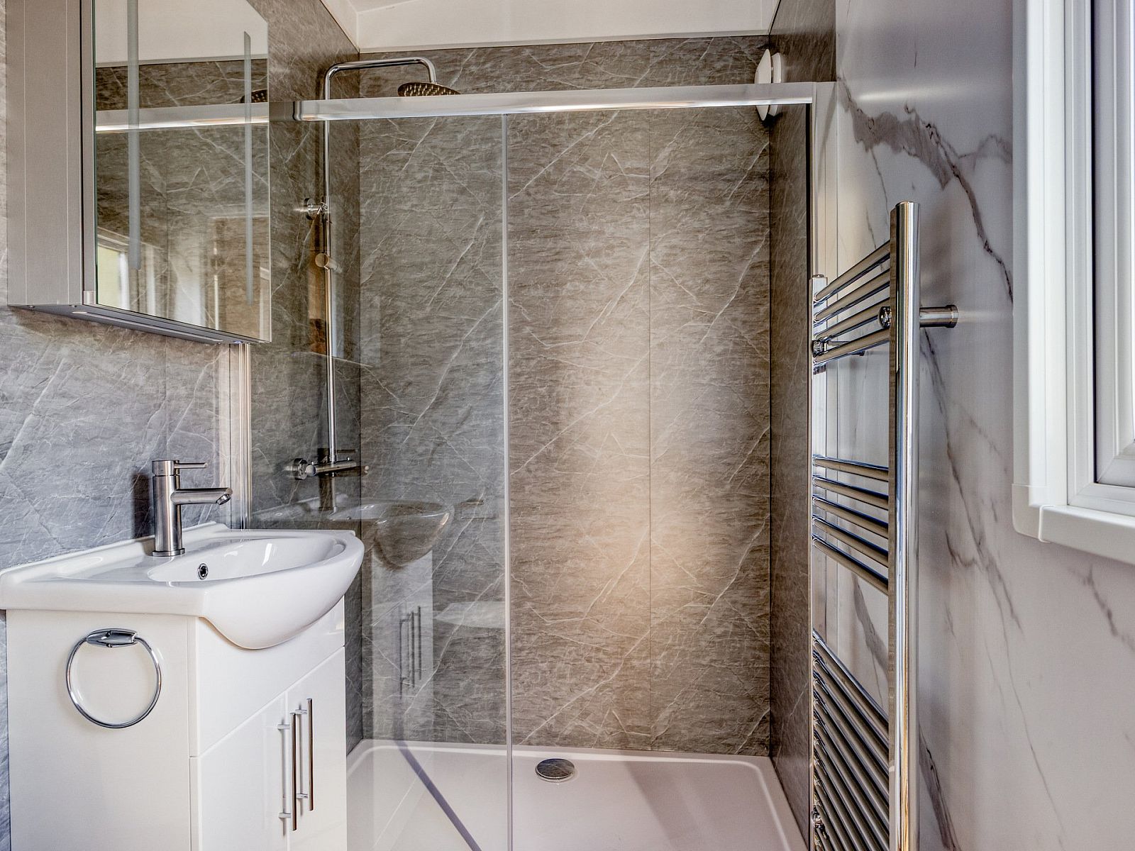 Luxurises Badezimmer im Modul Nova Ferienhaus in Ede, Veluwe mit modernen Annehmlichkeiten.