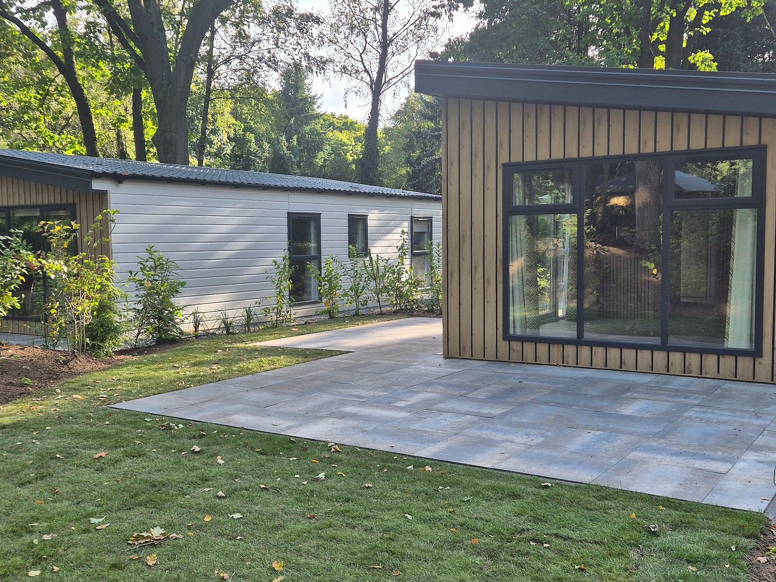 Gerumige Terrasse des Ferienhauses Module Nova in Ede, Veluwe, umgeben von viel Grn.