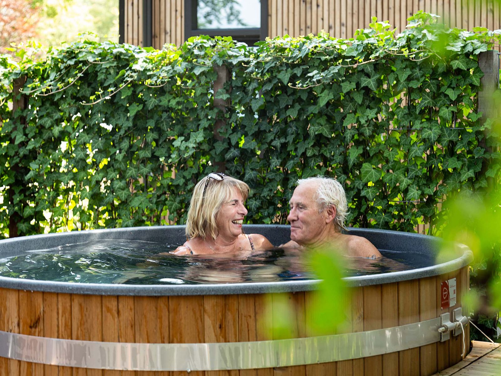 Genieen Sie Wellness im Whirlpool in der Boslodge Silva in Ede, Veluwe, Gelderland.