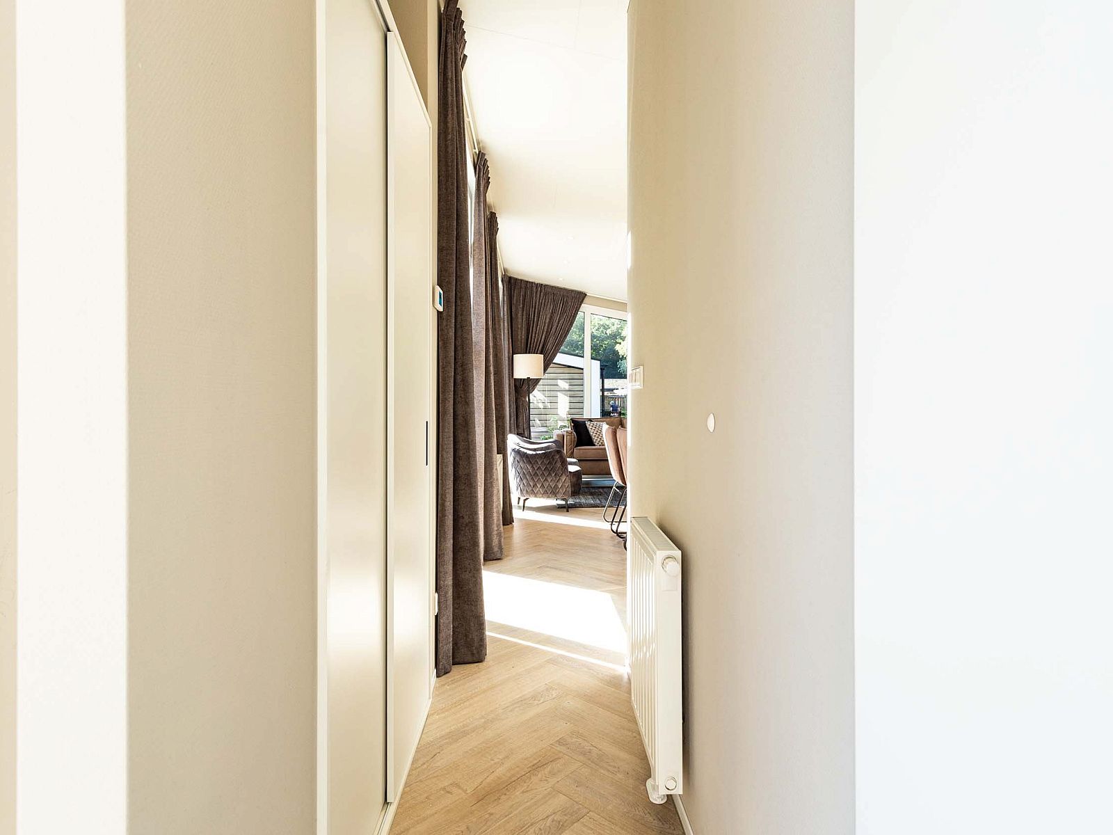 Heller Korridor mit Holzboden in Boslodge Silva, Ferienunterkunft in Ede, Veluwe.