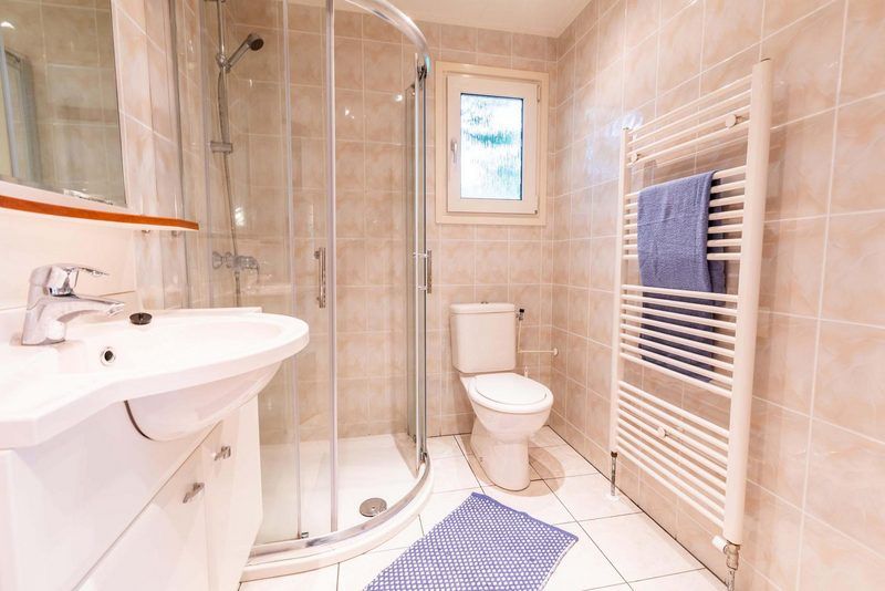 Moderne badkamer met douche in Holiday Home 4 personen in Ede, Veluwe, Gelderland.