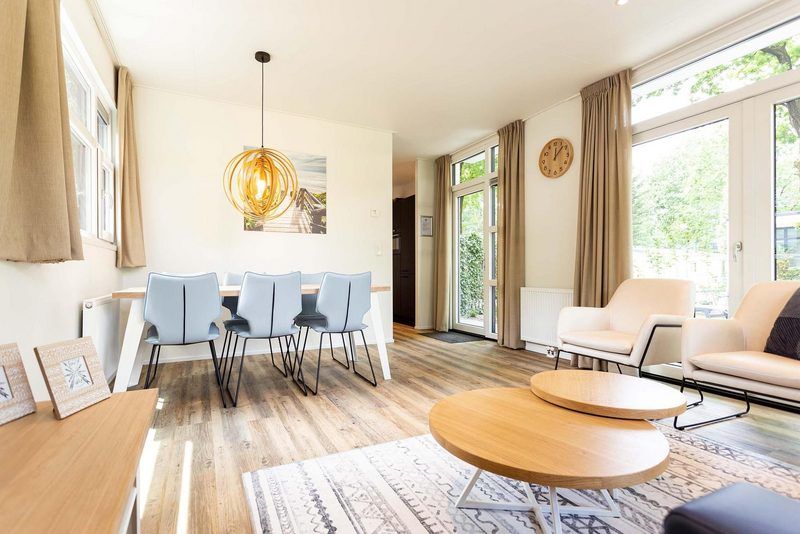 Woonkamer van Module Special 4 personen Wellness in Ede, Veluwe met eethoek en stijlvolle verlichting.