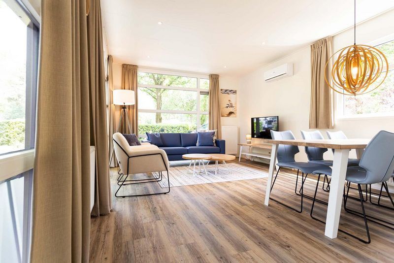 Lichte woonkamer van Module Special 4 personen Wellness, Ede, Veluwe met comfortabele zithoek en grote ramen.