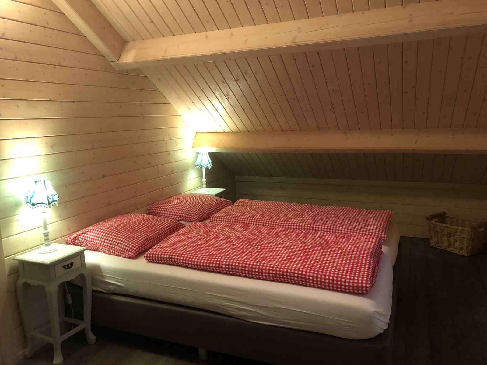 Gemuetliches Esszimmer im Ferienhaus DG1298, Emst, Veluwe mit viel Licht.