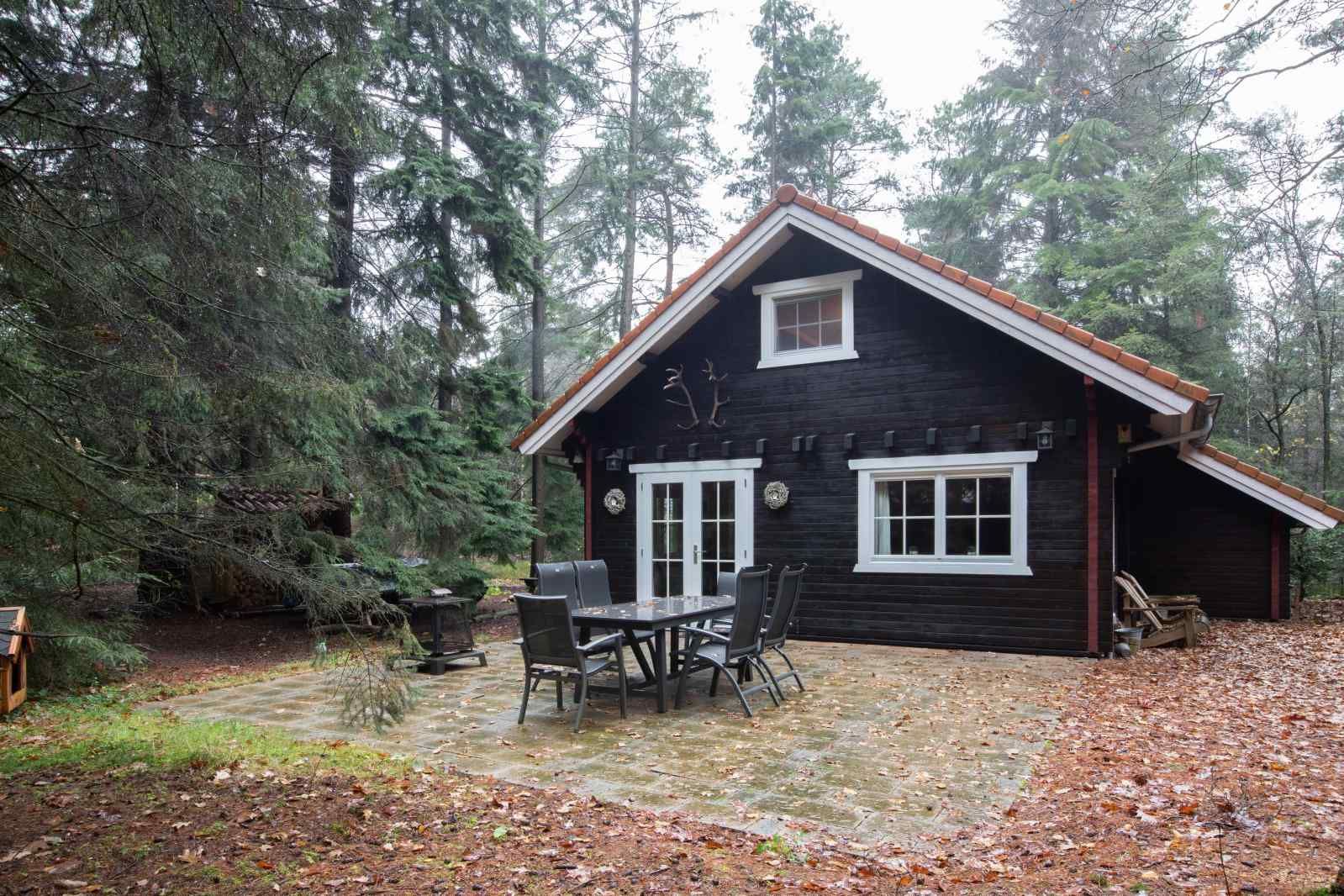 Geraeumiges Schlafzimmer im Ferienhaus DG1298, Emst, Veluwe mit warmer Beleuchtung.