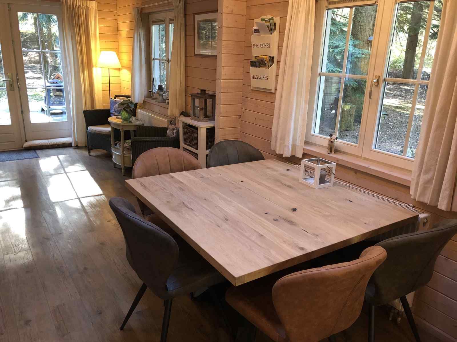 Holzskulpturen im Garten des Ferienhauses DG1298, Emst, Veluwe.