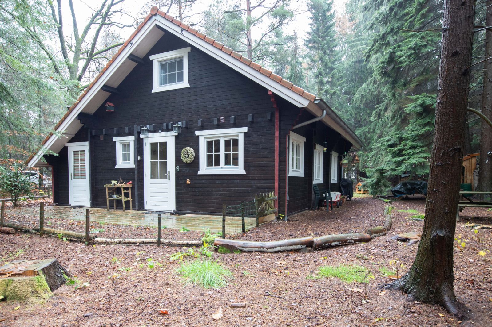 Schattiger Garten am Ferienhaus DG1298, Emst, Veluwe mit Sitzgelegenheit.