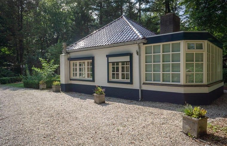 Charming vacation home in Emst, Veluwe, Gelderland, surrounded by green nature and rustic surroundings.