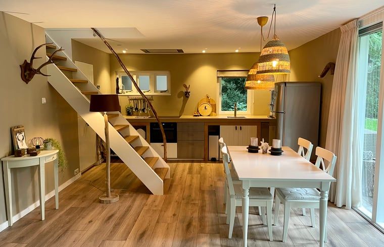 Kueche und Essbereich von Huisje in Emst, Ferienhaus in Veluwe, Gelderland.