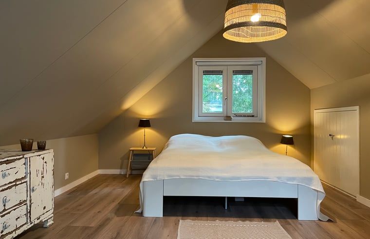 Schlafzimmer mit Dachfenster in einem Ferienhaus in Emst, Veluwe, Gelderland.