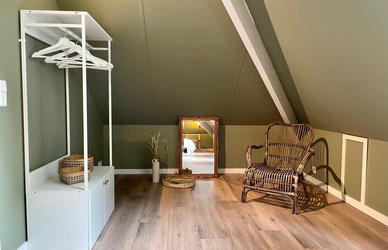 Gemuetliche Ecke mit Stuhl im Dachgeschoss eines Ferienhauses in Emst, Veluwe, Gelderland.