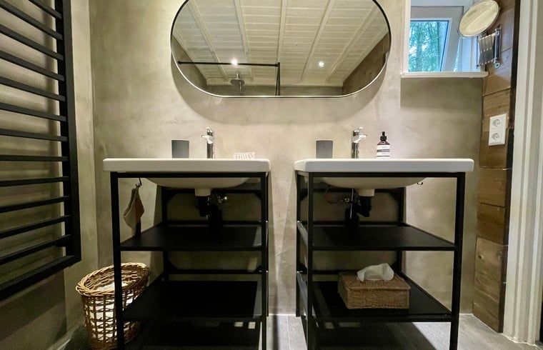 Doppelwaschbecken im Badezimmer eines Ferienhauses in Emst, Veluwe, Gelderland.