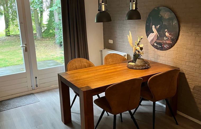 Stijlvolle eetruimte in Vakantiehuisje in Emst met uitzicht op de natuur, Veluwe, Gelderland.